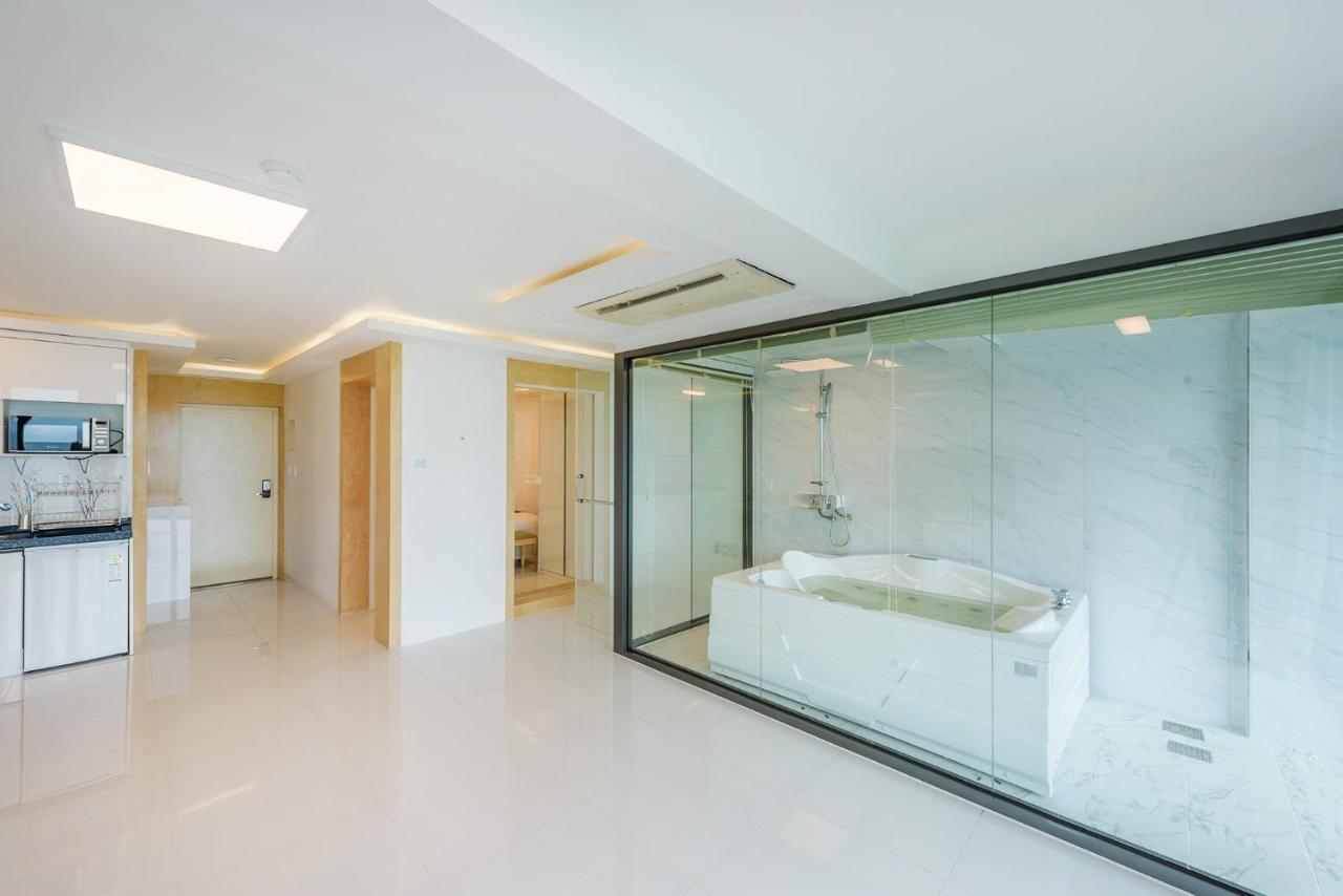 Castle Pool Resort Jeju Exterior photo