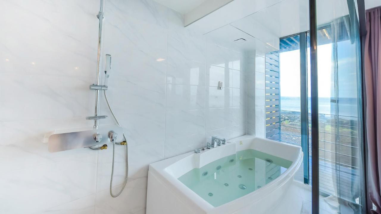 Castle Pool Resort Jeju Exterior photo