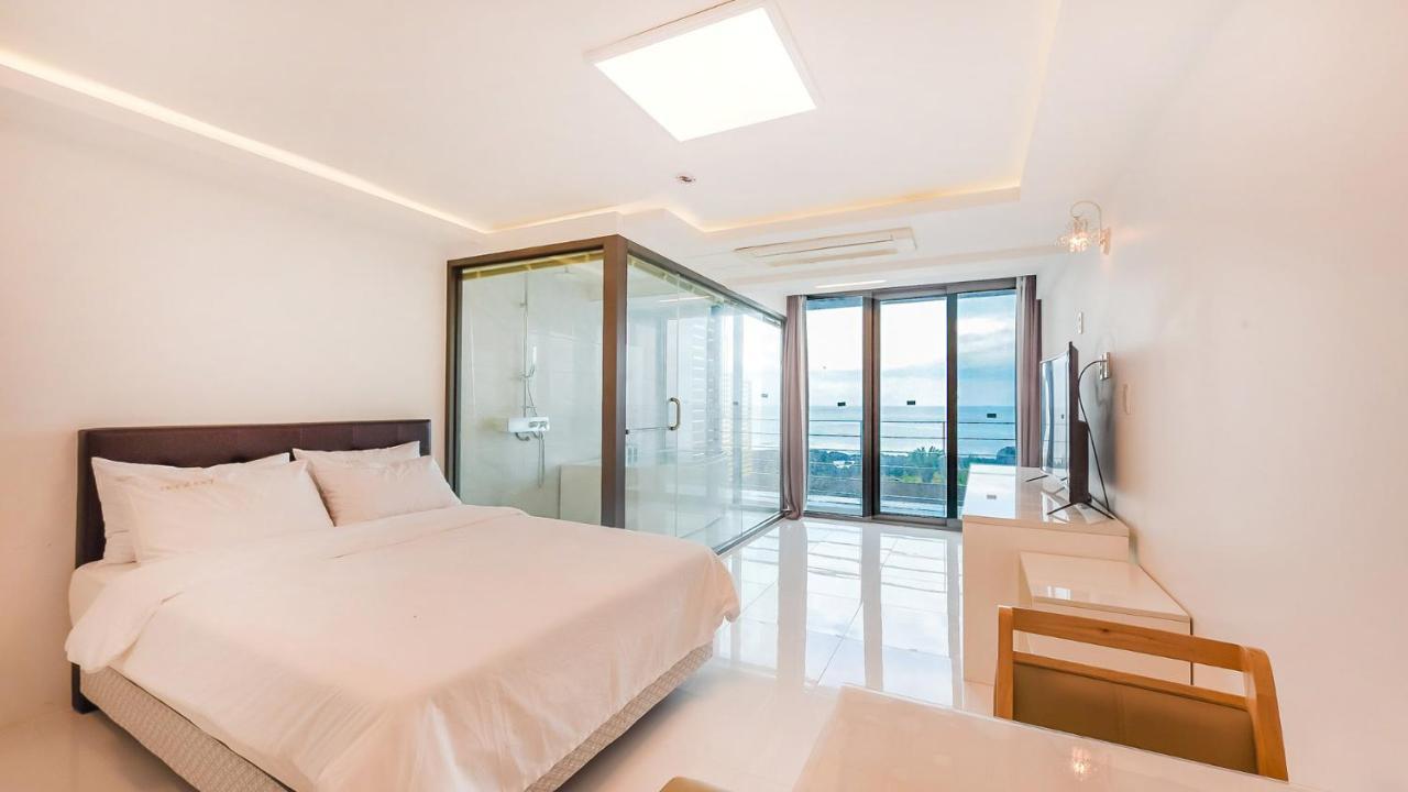 Castle Pool Resort Jeju Exterior photo
