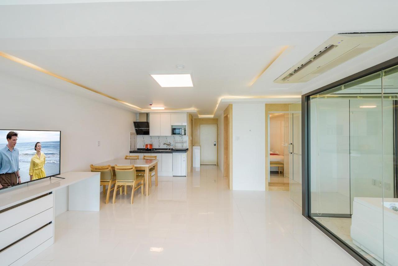 Castle Pool Resort Jeju Exterior photo